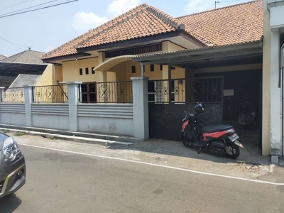 Rumah Luas Bangunan Kokoh di Sumber Solo