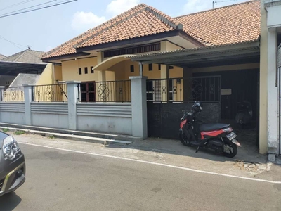 Rumah Luas Siap Huni ada Halaman Belakang di Banjarsari Surakarta (RA)