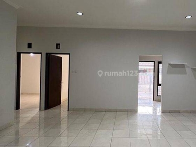 Rumah Siap Huni Terawat Lokasi Strategis di Taman Holis Indah