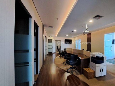 Sewa Kantor Furnish 300 M2 di Treasury Tower Distric 8 Scbd, Nego