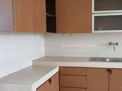 SEWA RUMAH DUA LANTAI Unfurnished Bagus