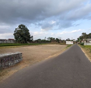 Tanah Yogyakarta Tepi Jalan Aspal Dekat Candi Prambanan