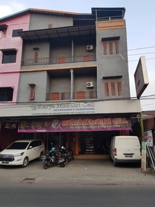 Dijual Ruko 3 Lantai di Tengah Kota Halaman Luas dengan Akses Jalan yang Mudah - Banjarmasin