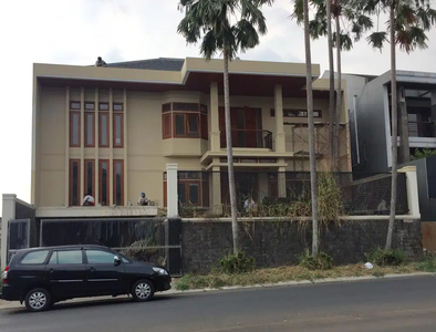 Rumah Besar 3 Lantai Setraduta Bandung