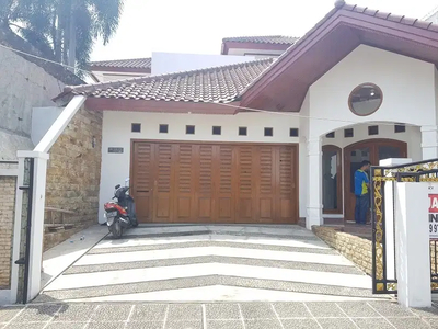 Rumah di Bekasi dengan Kolam Renang