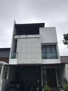 Rumah dijual siap huni 3 lantai dalam di Serpong Tangerang Selatan