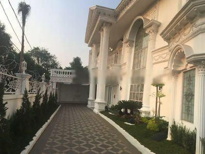 Rumah Mewah ada Kolam Renang daerah Billy Moon Jakarta
