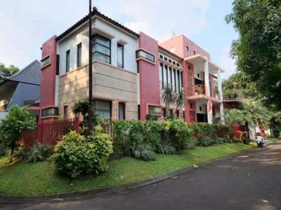 Rumah mewah Senayan Bintaro Jaya dengan kolam renang nyaman dan asri