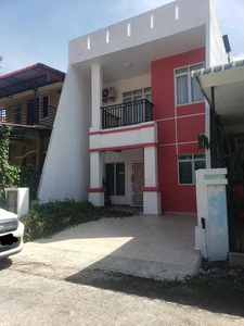 Dijuak rumah 2,5 lantai Villa Bukit Indah siap huni full renov