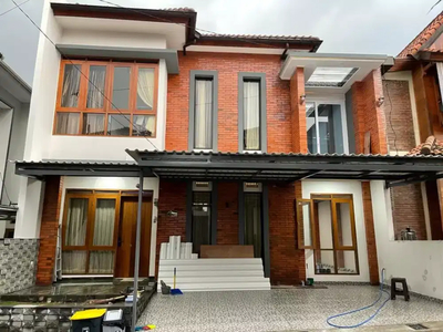 RUMAH CANTIK TERAWAT SEMI FURNISH DI PERMANA CIMAHI DEKAT PEMKOT