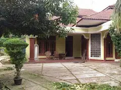 Rumah Tua Hitung Tanah Berhalaman Luas di Medan Johor Sumatera Utara