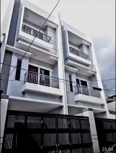 For sale! Rumah baru minimalis 3½ lantai di daerah roxy