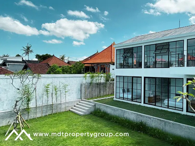 Luxurious 4-Bedroom Villas with Expansive Gardens in Padonan