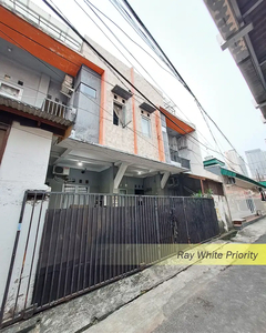 Rumah Kost 22 Kamar, 3 Lantai, di Tanjung Duren, Jakarta Barat