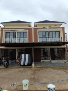 Rumah Modern Minimalis Lokasi Pinggir Jalan Raya Utama di Depok