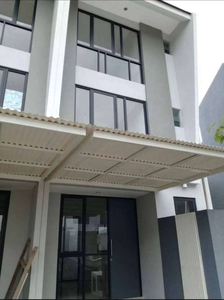 Dijual 3 Lantai New Gress Royal Residence Cluster Serenade Surabaya