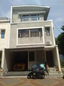 Dijual cepat rumah 3 lantai dalam cluster jalan utama Sarijadi polban