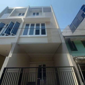 Dijual Rumah baru 3 lantai di Tanjung Duren, Jakarta Barat