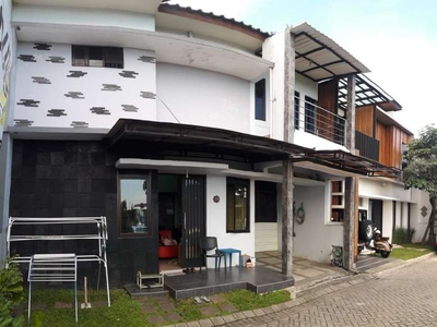 Rumah 2 Lantai Mewah Di Sulfat Selatan Kota Malang