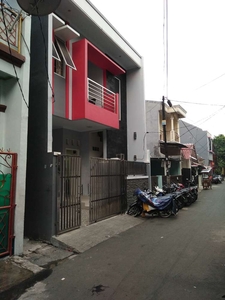 Rumah 2.5 lantai Jakarta Pusat Rp 2M