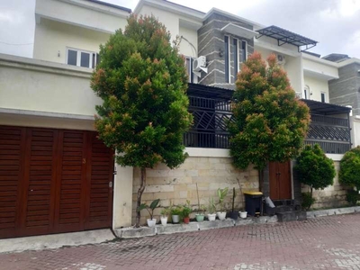 Rumah dalam perum ambarukmo 2 lantai 4 kamar