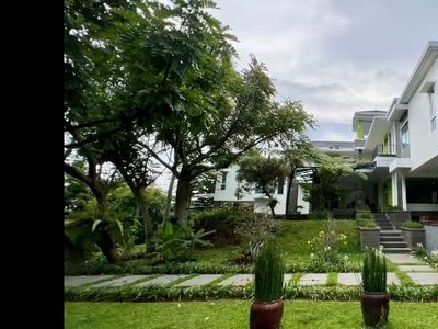 rumah taman besar Villa Dago Giri Bandung