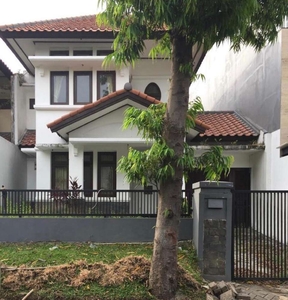 2 Lantai Rumah di Graha Family Blok P, Surabaya