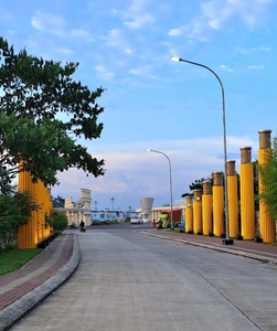 Lingkungan asri rumah dua lantai di kota Jababeka