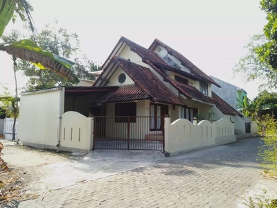 Rumah Luas Dua Lantai Utara Jogja Bay