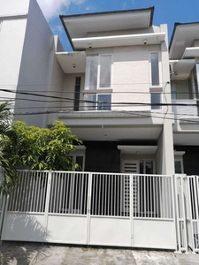 rumah mewah bagus dekat jalan raya kawasan jemursari surabaya