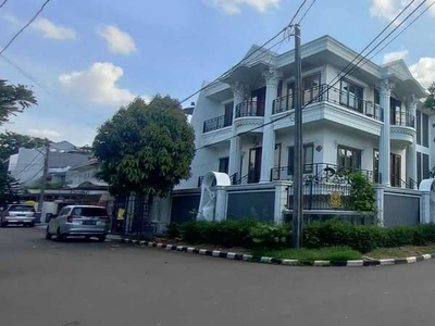 Rumah Mewah Hoek di Jalan Gading Kirana Barat Jakarta Utara