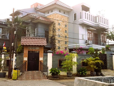 Rumah Minimalis 3 Lantai di Perumahan Ciledug, Tanggerang Selatan