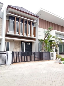 RUMAH TINGGAL MEGAH SIAP HUNI DESAIN TROPIS MODERN