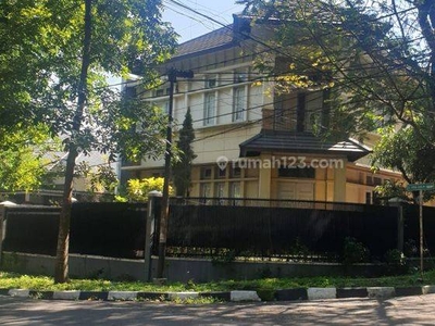 Rumah Besar hook 2 lantai Pinggir Jalan syp Riau Bandung