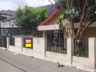 Dijual Rumah Luas 5 Kamar Lokasi Dekat Kampus di Jalan Colombo De