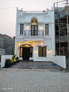 dijual rumah claasic modern tiga lantai Rooptof