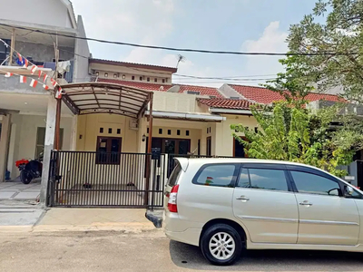 Disewakan rumah 1,5 lantai depan Taman dan Asri Di Galaxy