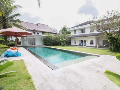 FOR SALE FREEHOLD MODERN LUXURY VILLA IN UMALAS WITH RICE FIELD VIE