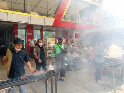 Kantin Kuliner Puja Sera Warung Lapak Food Court Restoran Ramai Sekali