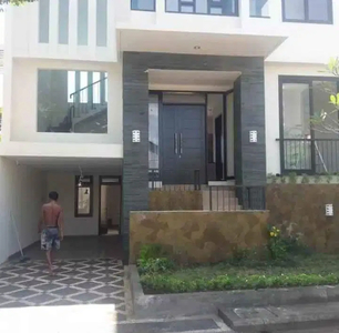 Rumah lantai 2 di perum elite di jl tukad balian renon