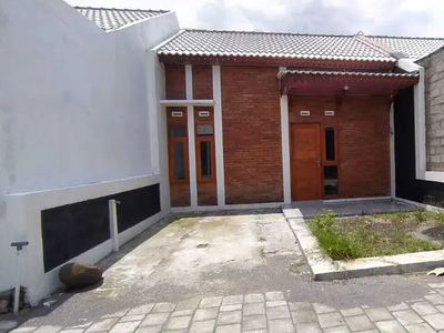 Rumah Modern Bata Ekspose dekat Pabrik SGM Klaten