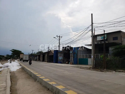 Tanah Dadap. Pinggir Jalan Raya, Dekat Bandara Soetta.