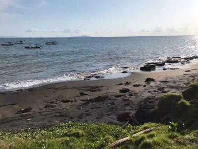 Lahan los pantai dengan sunset poin yang sempurna