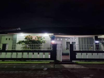 Rumah dengan model minimalis, di tengah kota Padang