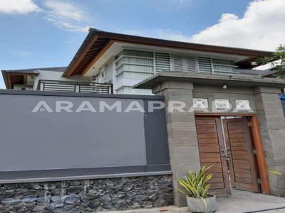 Sewa Villa Terawat Hadap Selatan 4 Kamar Legian Kuta