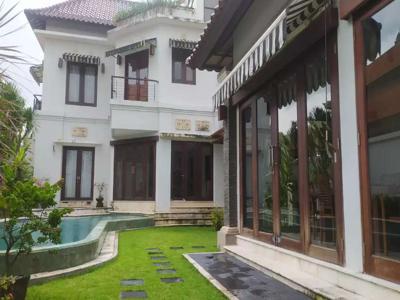 Villa Kolenial Modern di Babakan Canggu Badung