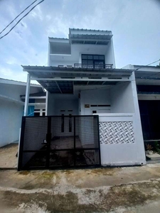 Di jual rumah podok ranggon 2 1/2 lantai harga murah