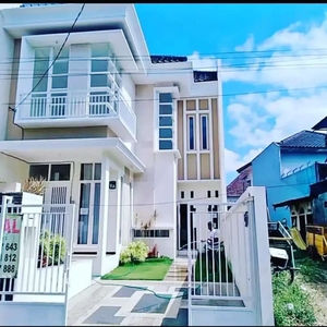 Rumah siap huni minimalis modern berlokasi strategis di kota Malang.