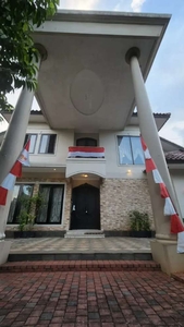 Rumah super luas dg kolam renang mewah (10294)