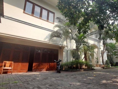 Sewa rumah besar pool Kemang Jakarta Selatan